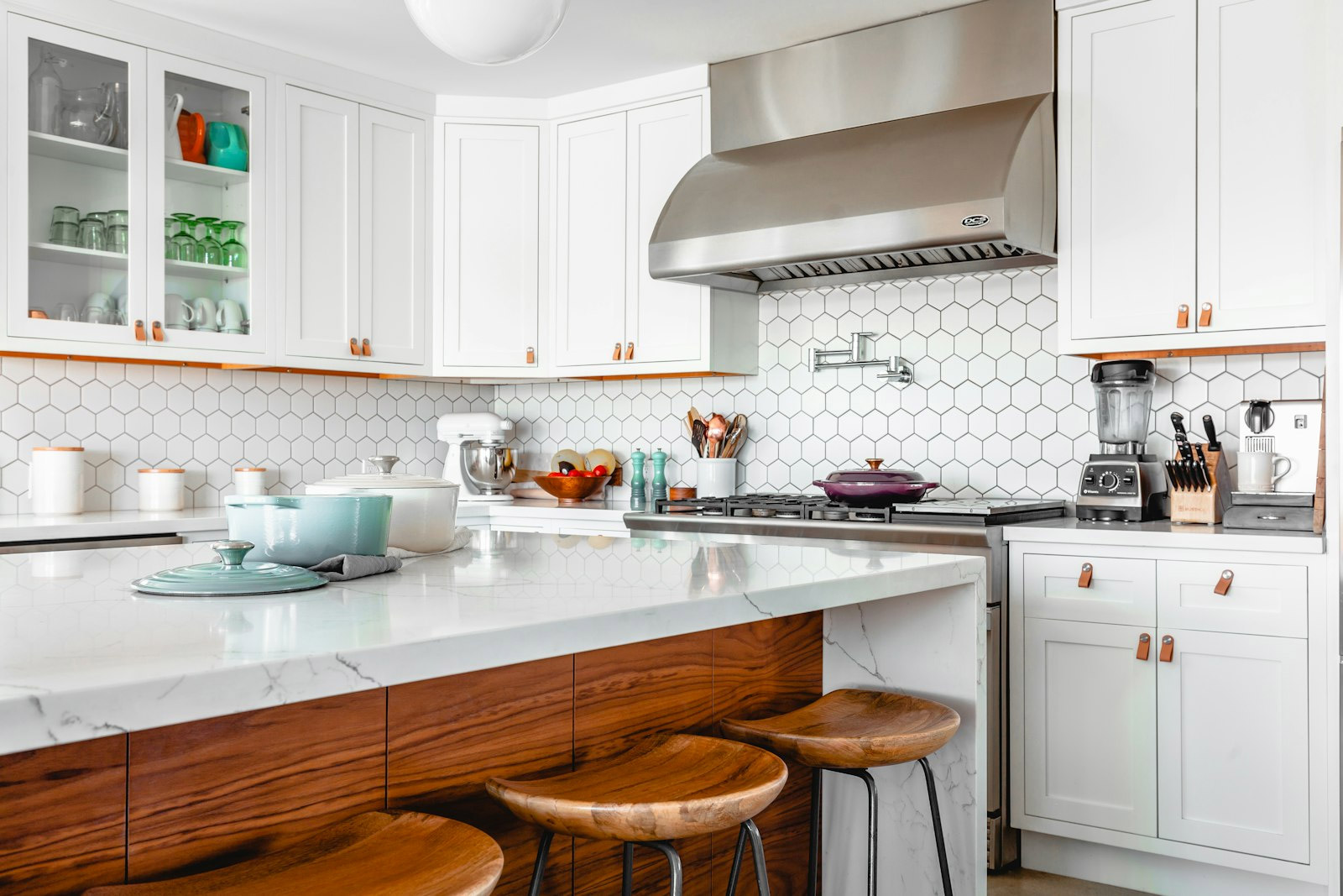 Modular kitchen factory and showroom — L-shaped kitchen with island