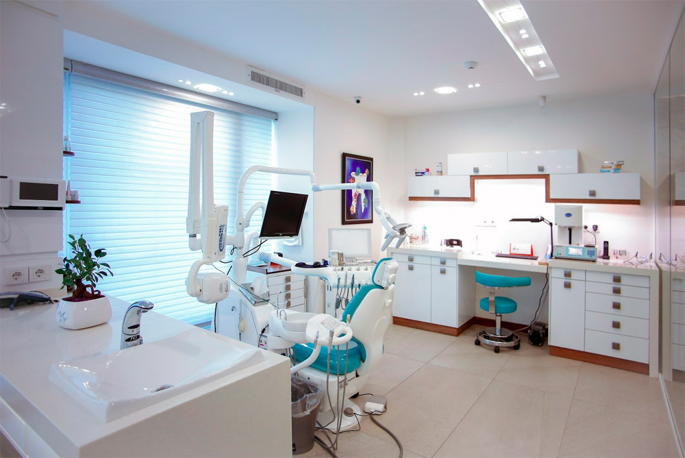 Inside a verified Delhi dental clinic — modern chairs, sterilisation and patient trust